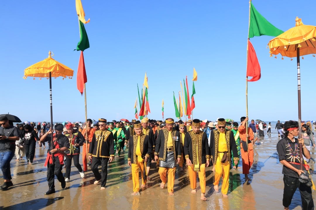 Prosesi Pelarungan Padaw Tuju Dulung Festival Budaya Iraw Tengkayu XV